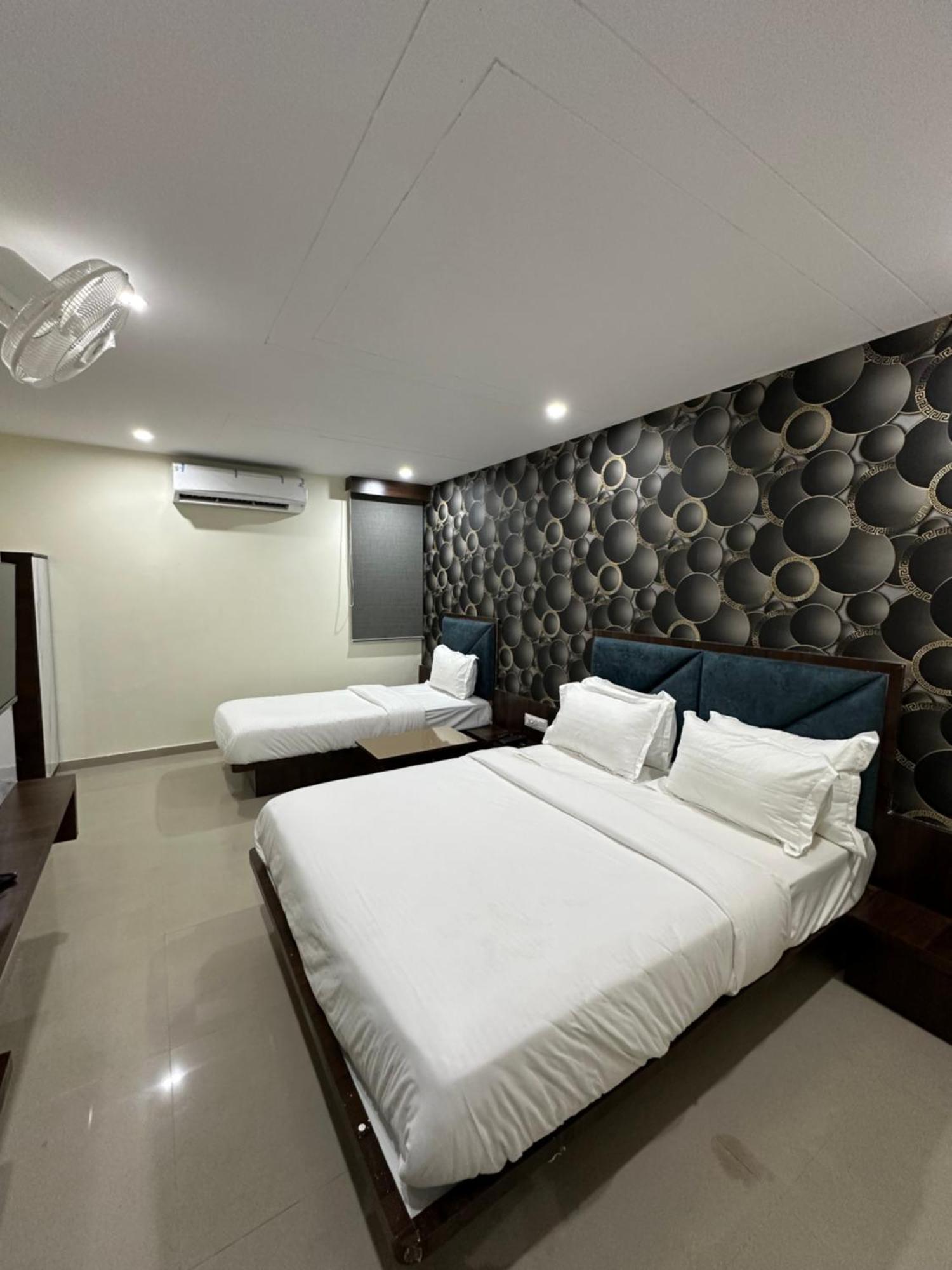 Hotel Golden View Вадодара Экстерьер фото